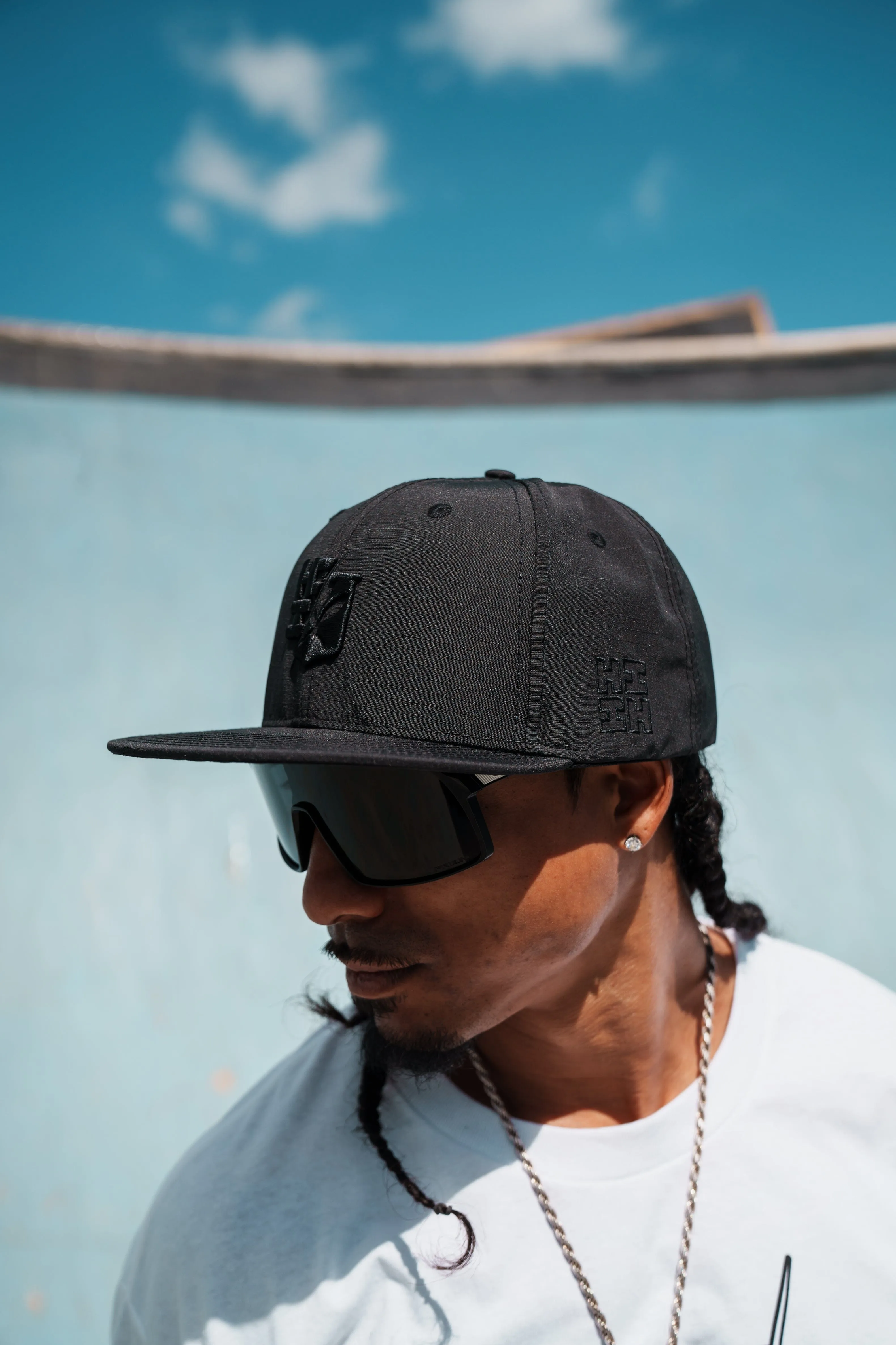 ALL BLACK SPLIT LOGO HAT