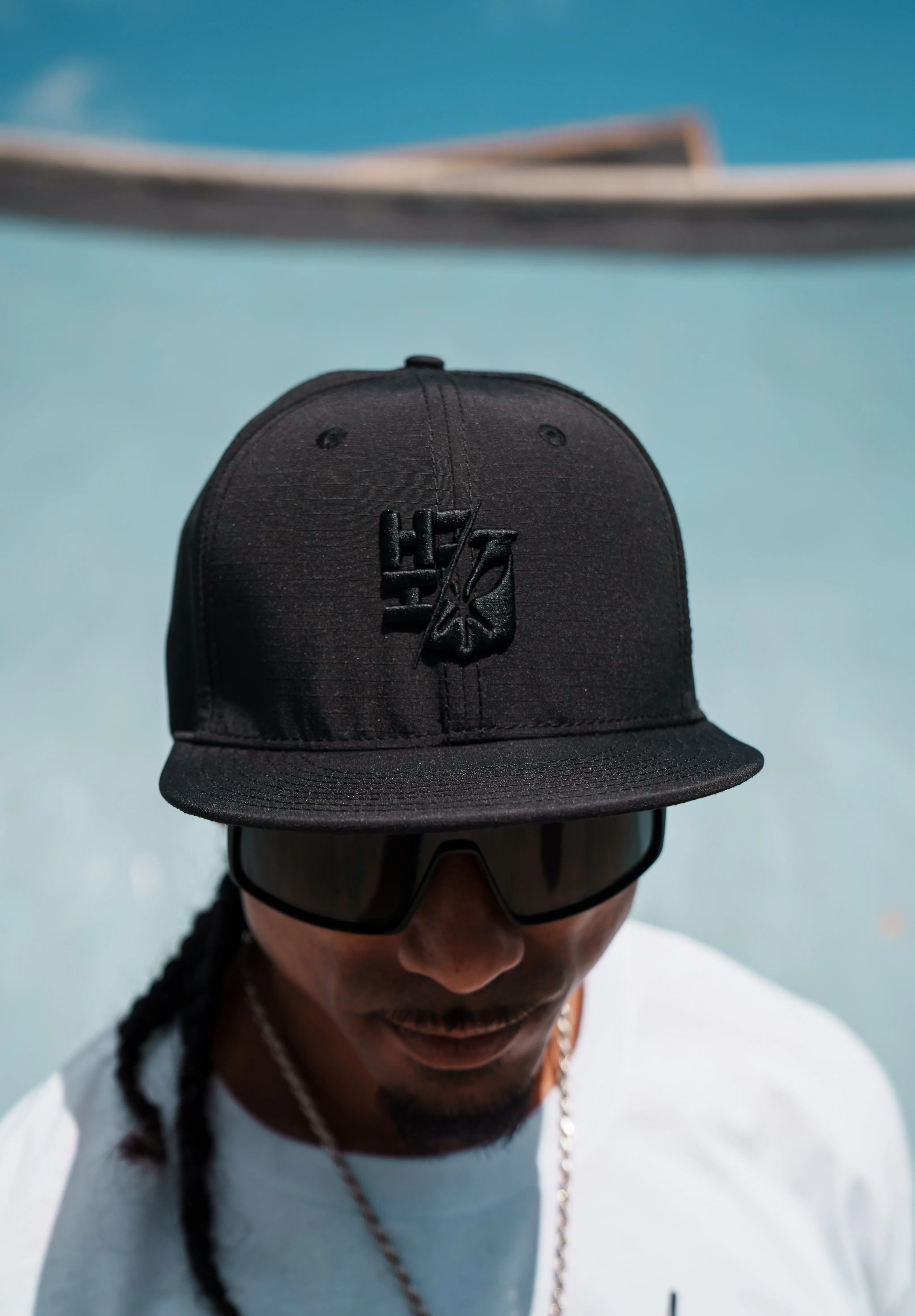 ALL BLACK SPLIT LOGO HAT